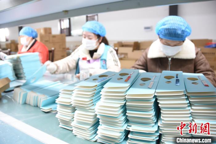 Производство кистей для макияжа активизирует качественное развитие уездной экономики в пров. Хэнань