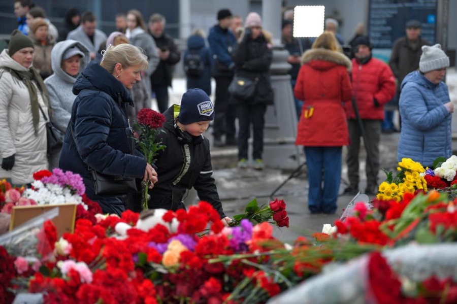 24 марта, Москва. Люди возлагают цветы у места теракта в Подмосковье в память о его жертвах. /Фото: Синьхуа/