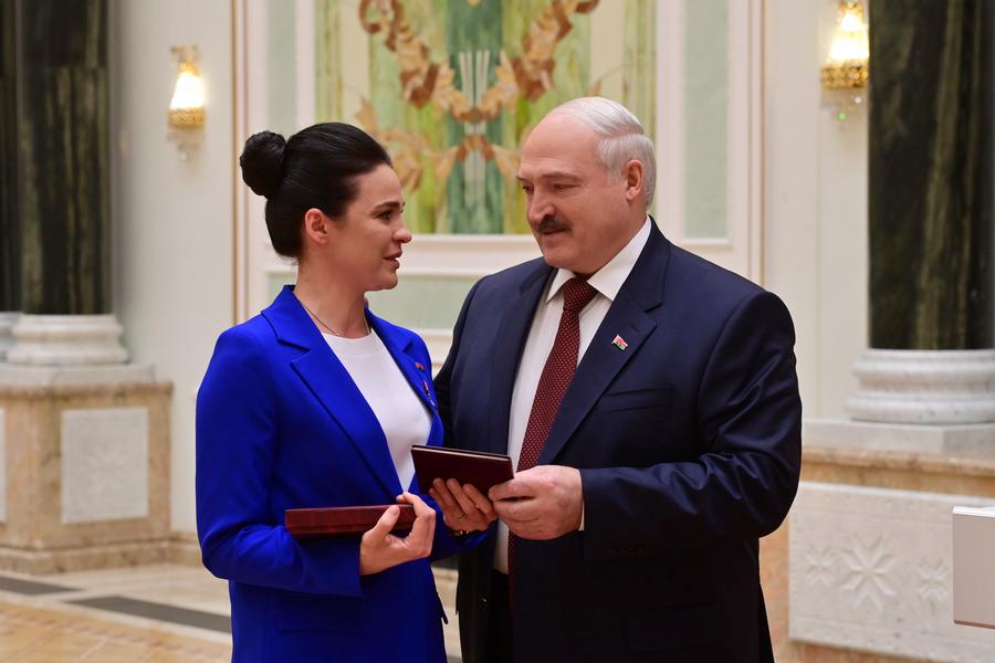 Президент Беларуси присвоил звание героя первому космонавту в истории независимой Беларуси