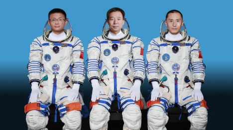 Члены экипажа китайского космического корабля "Шэньчжоу-16" были награждены за заслуги в космонавтике