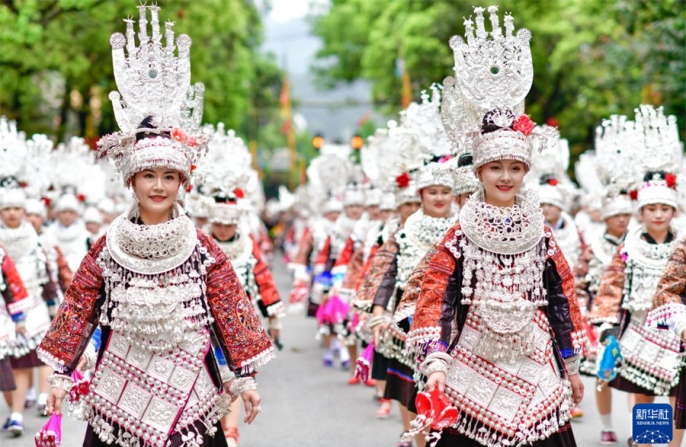 В уезде Тайцзян провинции Гуйчжоу отмечают фестиваль сестер народности мяо