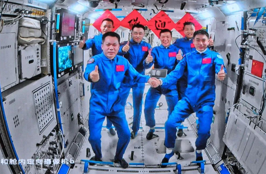 Экипаж пилотируемого корабля "Шэньчжоу-18" зашел на китайскую космическую станцию